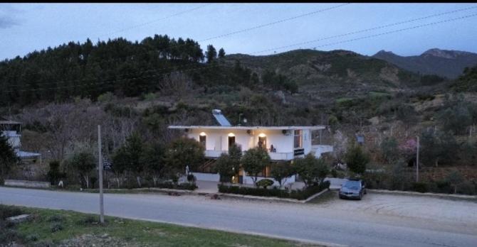 Hotel Eno Përmet Esterno foto